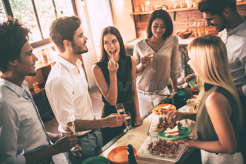 Ideias de como fazer uma confraternização para comemorar o aniversário da empresa